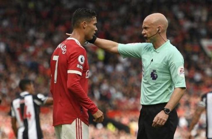 Wasit Anthony Taylor berbicara dengan Cristiano Ronaldo. (Oli Scarff/AFP)