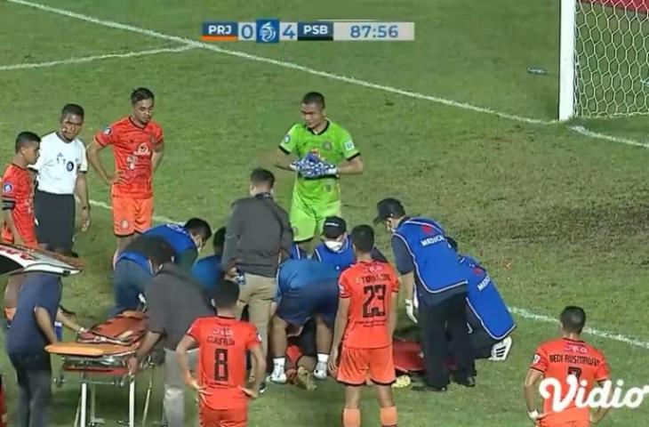 Pemain Persiraja tak sadarkan diri di tengah pertandingan. (YouTube/Indosiar)