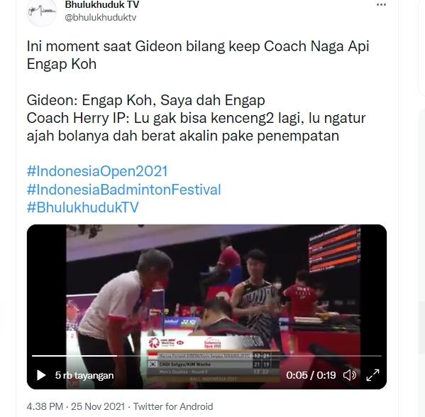 Marcus Gideon sambat ke Herry IP 'engap' di tengah pertandingan melawan Korsel di Indonesia Open 2021. (Twitter/@bhulukhuduktv)