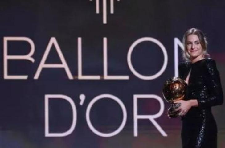 Gelandang FC Barcelona Putri Alexia Putellas saat dianugerahi penghargaan Ballon d'Or Putri selama seremoni acara penghargaan Ballon d'Or France Football 2021 di Theater du Chatelet di Paris pada 29 November 2021. FRANCK FIFE / AFP