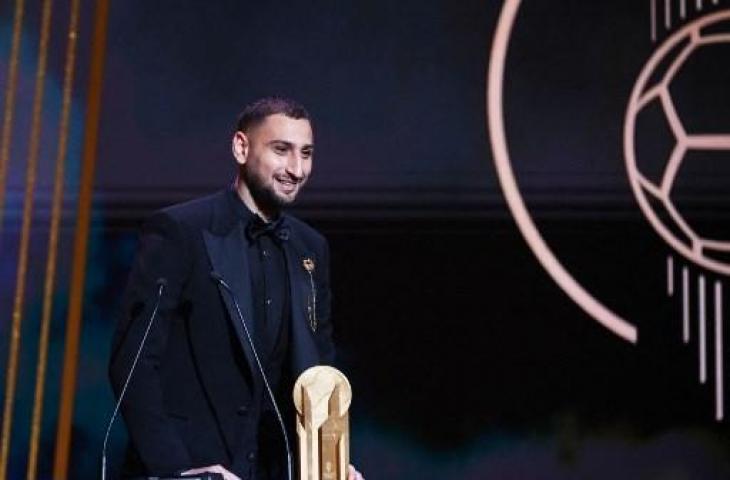 Gianluigi Donnarumma meraih trofi Yashin 2021. (FRANCK FIFE / AFP)