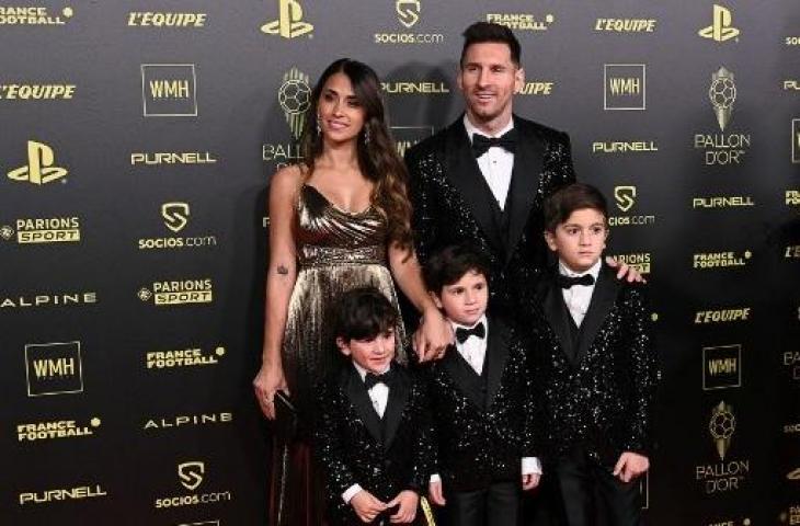 Lionel Messi foto bareng keluarganya di acara Ballon d'Or 2021. (Anne-Christine POUJOULAT / AFP)