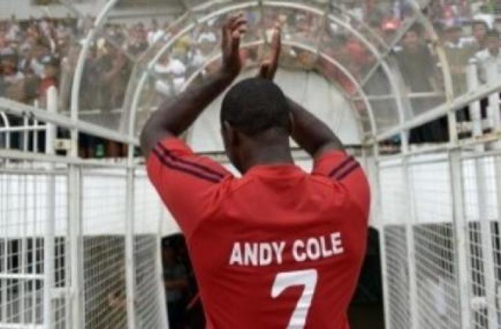 Mantan striker Manchester United Andy Cole saat memberikan aplaus kepada penonton saat memperkuat tim legenda MU di Yangon. Ye Aung THU / AFP