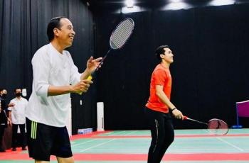 Momen Jokowi Duet Bareng Jonatan Christie saat Kunjungi Tim Thomas Cup