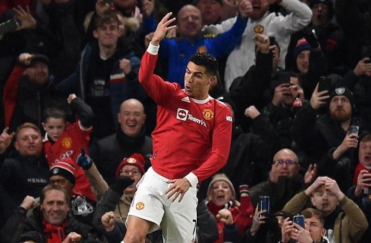 Pemain Manchester United Cristiano Ronaldo melakukan selebrasi usai menjebol gawang Arsenal pada laga lanjutan Liga Inggris di Stadion Old Trafford, Jumat (3/12/2021) dini hari WIB. (AFP/Oli SCARFF)