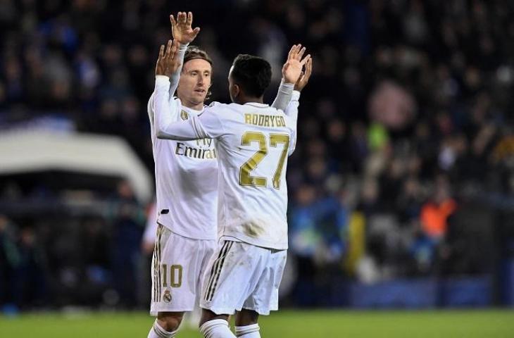 Pemain Real Madrid Luka Modric dan Rodrygo Goes di UEFA Champions League 2019. (AFP/John Thys)