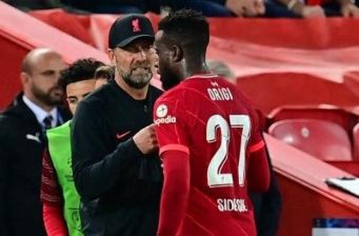 Divock Origi menerima instruksi dari Jurgen Klopp. (Paul ELLIS / AFP)