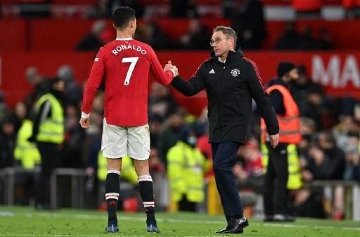 Pelatih interim Manchester United, Ralf Rangnick jabat tangan dengan Cristiano Ronaldo dalam laga Liga Inggris kontra Crystal Palace di Old Trafford, Manchester, Minggu (5/12/2021) malam WIB. [PAUL ELLIS / AFP]