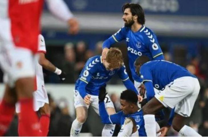 Striker Everton asal Inggris, Demarai Gray (tengah) dan rekan satu timnya melakukan selebrasi setelah berakhirnya laga pekan ke-15 Liga Inggris antara Everton vs Arsenal di Goodison Park, Liverpool pada Selasa (7/12/2021) dini hari WIB. Everton memenangkan pertandingan 2-1. Paul ELLIS / AFP.