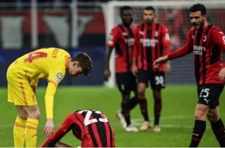 Gelandang Liverpool asal Inggris, Conor Bradley (kiri) menghibur bek AC Milan Fikayo Tomori pada akhir pertandingan sepak bola Grup B Liga Champions antara AC Milan vs Liverpool di stadion San Siro, Rabu (8/12/2021). Milan harus tersingkir dari Liga Champions setelah kalah 1-2 dari Liverpool. MIGUEL MEDINA / AFP.