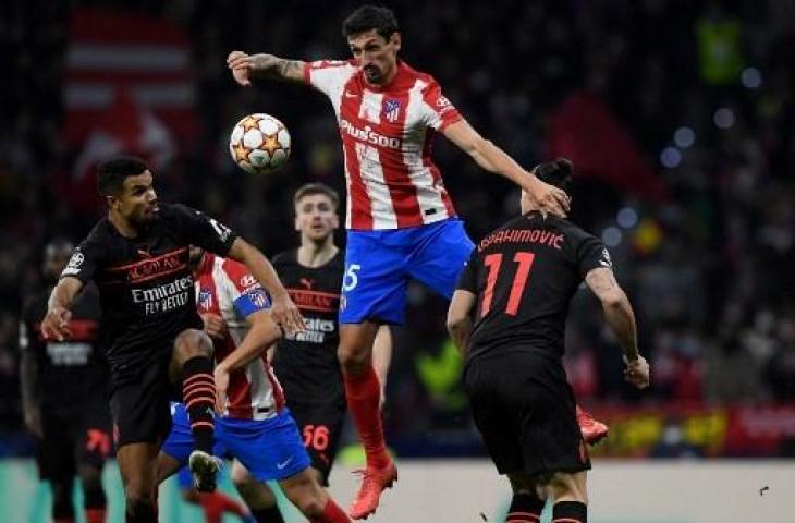 Stefan Savic saat berlaga melawan AC Milan di Liga Champions. (OSCAR DEL POZO / AFP)