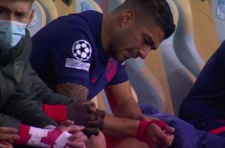 Luis Suarez terlihat menangis saat Atletico Madrid melawan Porto di Liga Champions. (Twitter/@atletiuniverse)