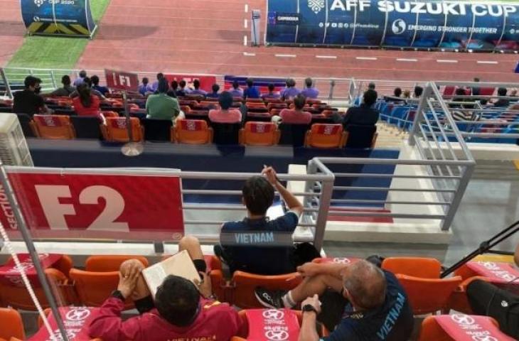 Pelatih Timnas Vietnam Park Hang-seo menonton laga Piala AFF 2020 Timnas Indonesia vs Kamboja di Bishan Stadium, Singapura. Kamis (9/12/2021)