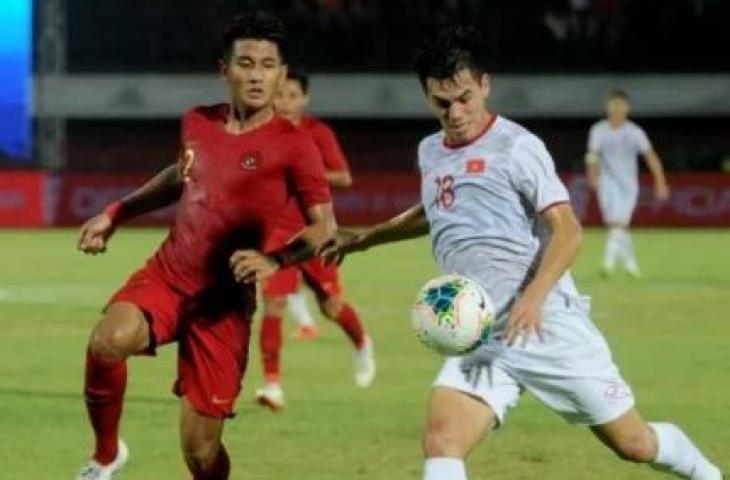 Pemain bintang Timnas Vietnam, Nguyen Tien Linh (kanan). [SONNY TUMBELAKA / AFP]