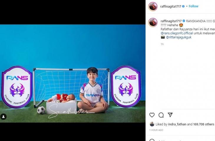 Rafathar dan Rayyanza Malik Ahmad pemotretan bertema Rans Cilegon FC. (Instagram/@raffinagita1717)