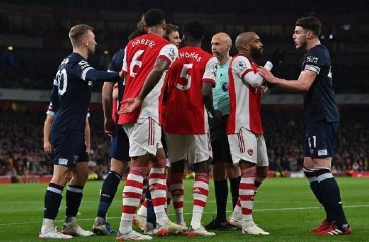 Potret aksi pemain Arsenal saat kalahkan West Ham 2-0 dalam lanjutan Liga Inggris. (BEN STANSALL / AFP)