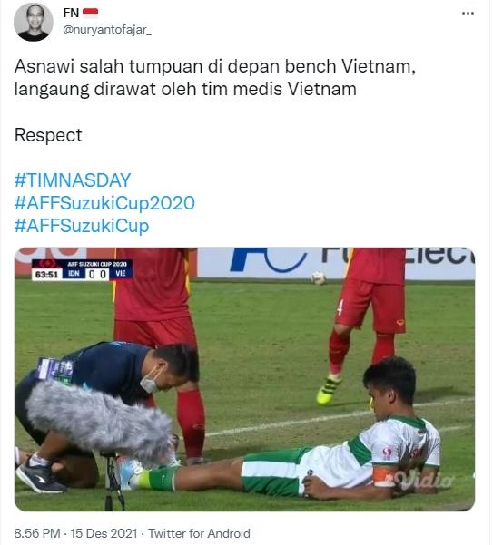 Asnawi Mangkualam ditolong asisten pelatih Vietnam. (Twitter/@nuryantofajar_)