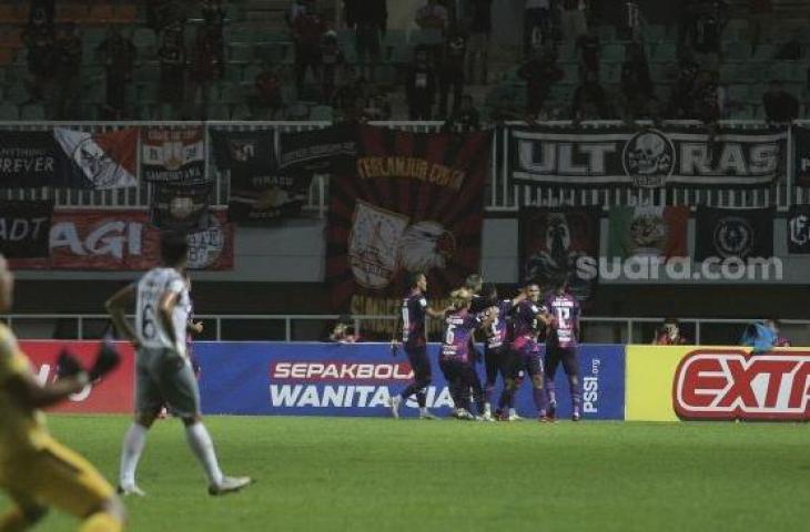 Para pemain RANS Cilegon FC merayakan gol ke gawang Persis Solo di pertandingan grup X babak 8 besar Liga 2 di Stadion Pakansari, Bogor, Jawa Barat, Rabu (15/12/2021). [Suara.com/Angga Budhiyanto]