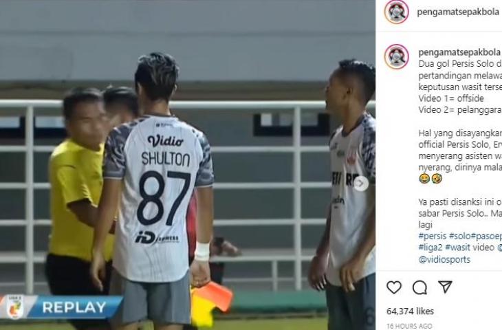 Asisten manajer Persis Solo menubruk wasit saat laga kontra Rans Cilegon FC. (Instagram/@pengamatsepakbola)