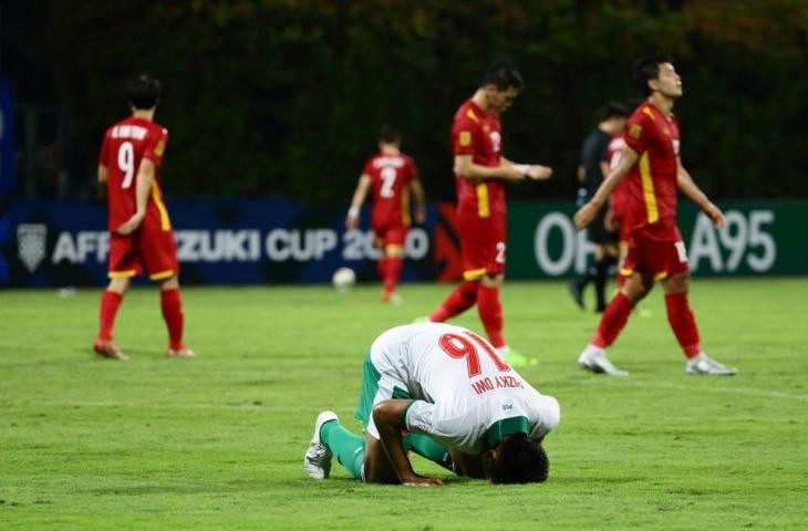 Pemain timnas Indonesia sujud syukur usai tahan imbang Vietnam. (Dok. Zingnews)