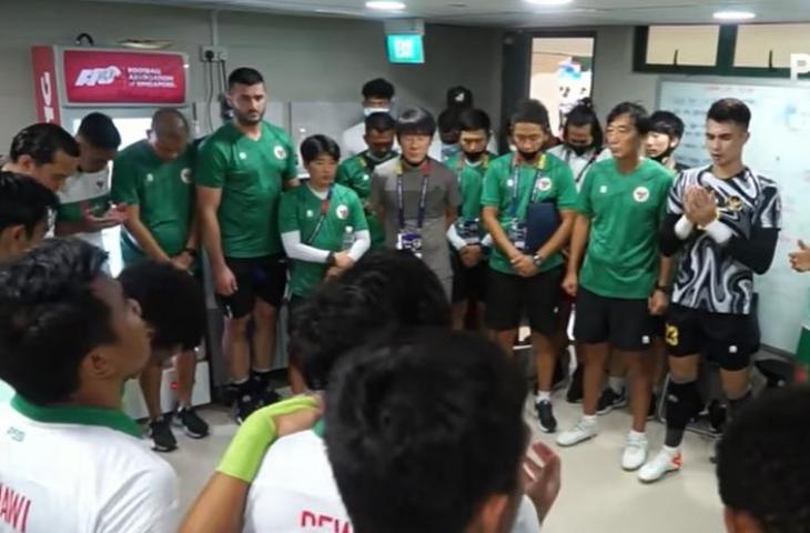 Suasana ruang ganti timnas Indonesia sebelum laga melawan Vietnam. (YouTube/PSSI)