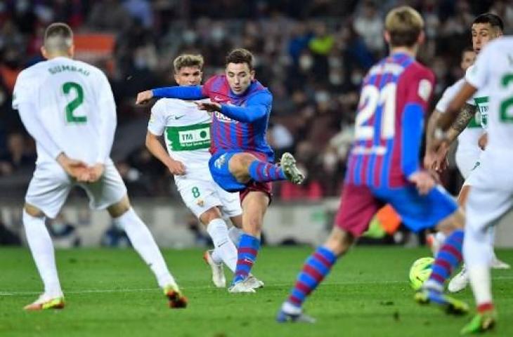 Aksi Nico Gonzalez saat Barcelona mengalahkan Elche 3-2 dalam lanjutan Liga Spanyol. (PAU BARRENA / AFP)