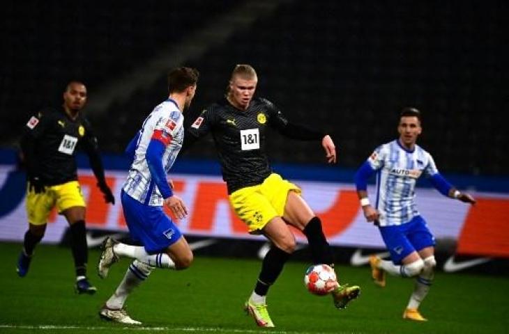 Aksi Erling Haaland saat Borussia Dortmund kalah dari Hertha Berlin dengan skor 2-3. (TOBIAS SCHWARZ / AFP)