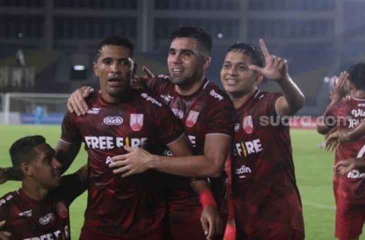 Striker Persis Solo, Beto Goncalves melakukan selebrasi usa mencetak gol. [Suara.com/Ronald Seger Prabowo]