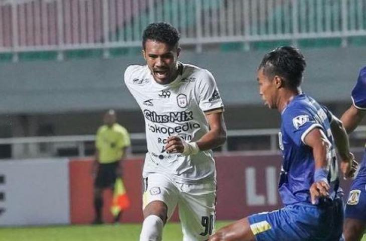 Aksi Alfin Tuasalamony saat Rans Cilegon FC kalahkan Persiba Balikpapan 2-1. (Instagram/rans.cilegonfc.official)