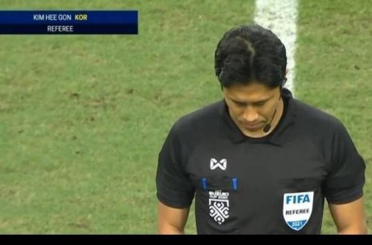 Wasit asal Korea Selatan Kim Hee Gon memim[in laga Indonesia vs Singapura pada semifinal Piala AFF 2020, Rabu (22/12/2021). (Sumber: Tangkapan Layar Vidio.com)