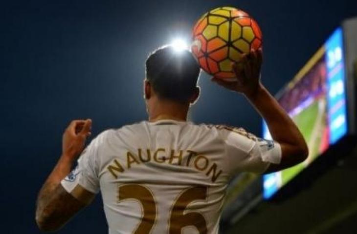 Pemain Swansea City Kyle Naughton hendak melakukan lemparan ke dalam (throw in). [AFP]