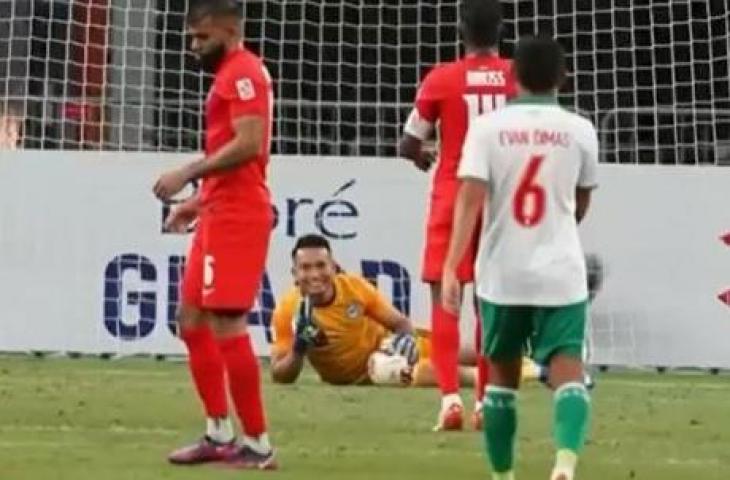 Kiper Timnas Singapura, Hassan Sunny, pose tengil saat imbangi Indonesia. (Instagram/@affsuzukicup)