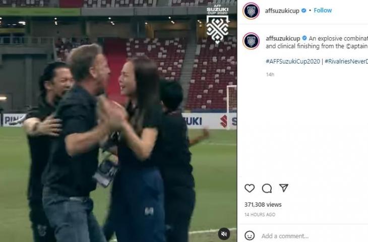 Madam Pang berpelukan dengan pelatih Timnas Thailand Alexandre Polking. (Instagram/@affsuzukicup)