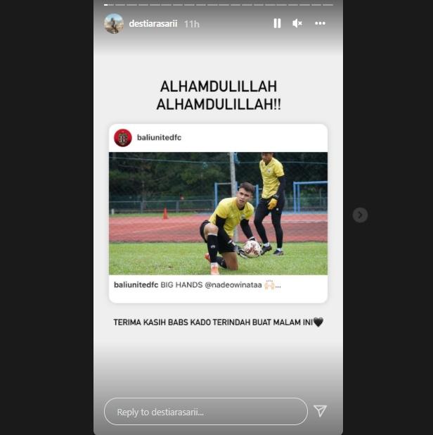 Postingan istri Nadeo Argawinata usai sang suami menjadi pahlawan timnas Indonesia dengan menepis penalti Singapura. (Instagram/destiarasarii)