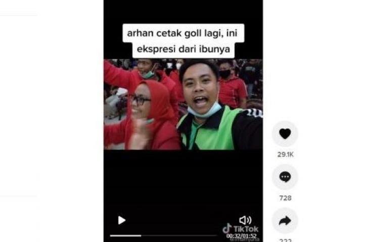 Reaksi Orang tua Arhan Pratama saat kembali cetak gol untuk Timnas Indonesia. [TikTok]