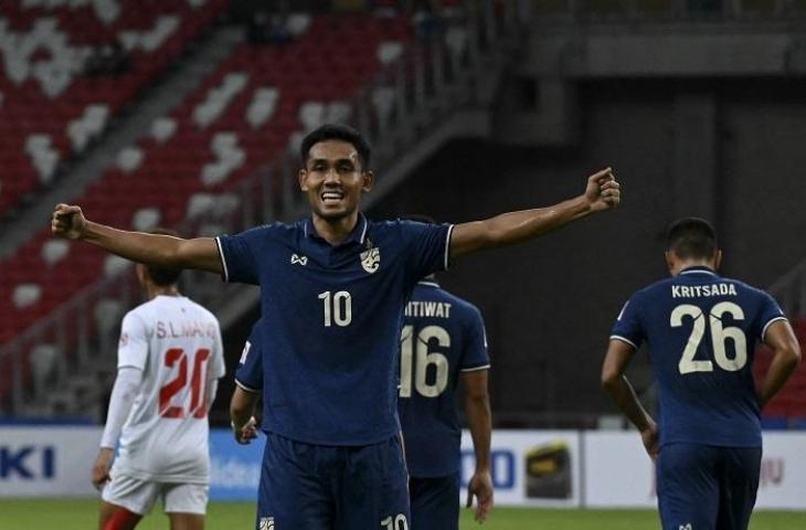 Pemain veteran Timnas Thailand, Teerasil Dangda saat berlaga di Piala AFF 2020. (AFP/Roslan Rahman)