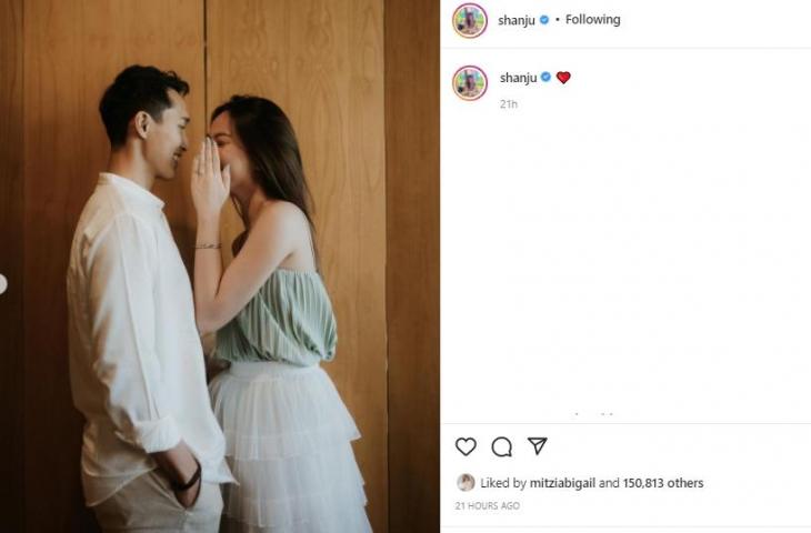 Pebulu tangkis tunggal putra Jonatan Christie dan sang kekasih Shania Junianatha tunangan. (Instagram/@shanju)