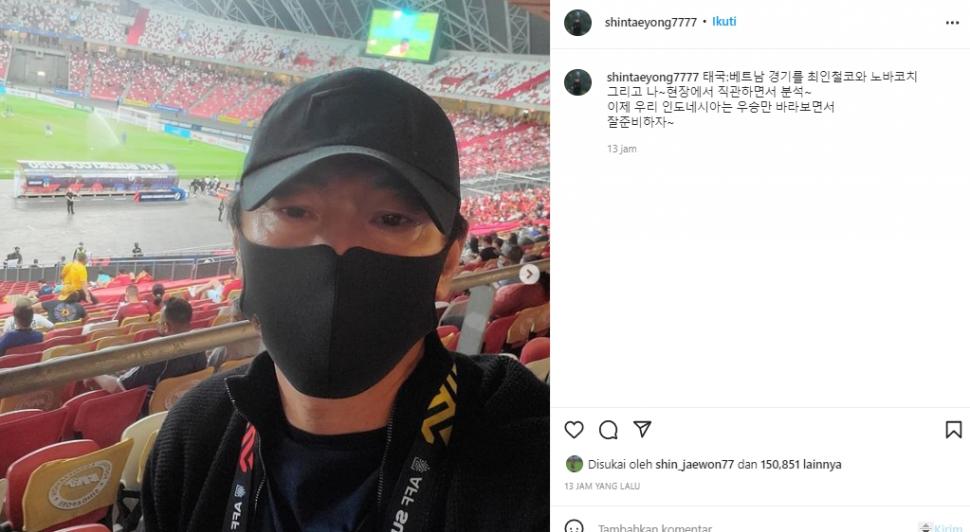 Shin Tae-yong pantau langsung laga Thailand vs Vietnam di babak semifinal Piala AFF 2020. (Instagram/@shintaeyong7777)