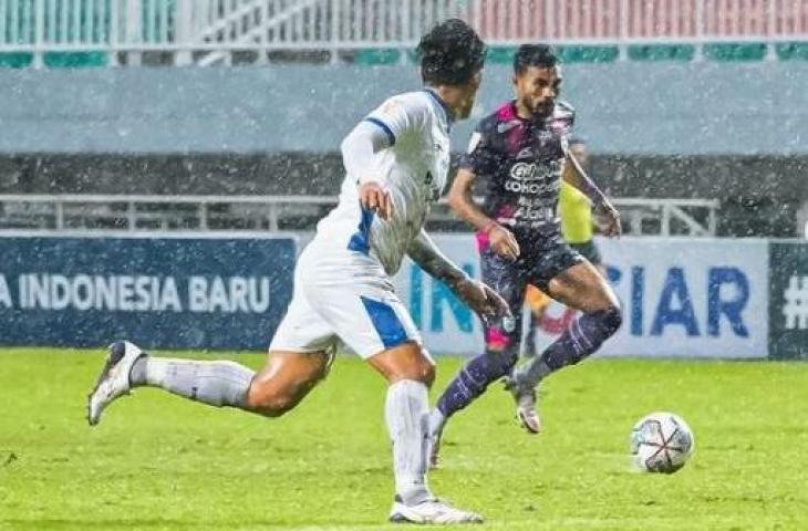 Aksi Rifal Lastori saat Rans Cilegon FC kalahkan PSIM Yogyakarta 3-0 di semifinal Liga 2 2021. (Instagram/rans.cilegonfc.official)