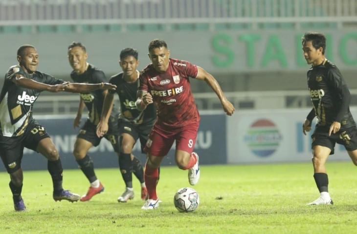 Aksi Beto Goncalves saat Persis Solo kalahkan Dewa United 2-1 di semifinal Liga 2 2021. (Dok. Persis Solo)