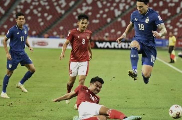 Pesepak bola Timnas Indonesia Asnawi Mangkualam (kedua kanan) menghalau bola dari pesepak bola Timnas Thailand Tristan Do (kanan) dalam pertandingan Babak Final Leg 1 Piala AFF 2020 di National Stadium, Singapura, Rabu (29/12/2021). [ANTARA FOTO/Flona Hakim]