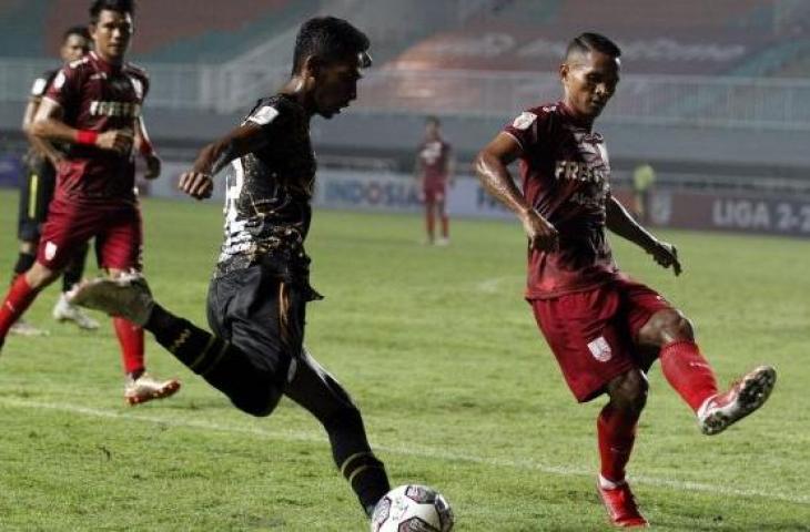 Pemain Rans Cilegon FC, Jujun Junaedi (kiri) berebut bola dengan bek Persis Solo, Abduh Lestaluhu (kanan) saat bertanding pada final Liga 2 2021 di Stadion Pakansari, Cibinong, Kabupaten Bogor, Jawa Barat, Kamis (30/12/2021). (ANTARA FOTO/Yulius Satria Wijaya/YU)