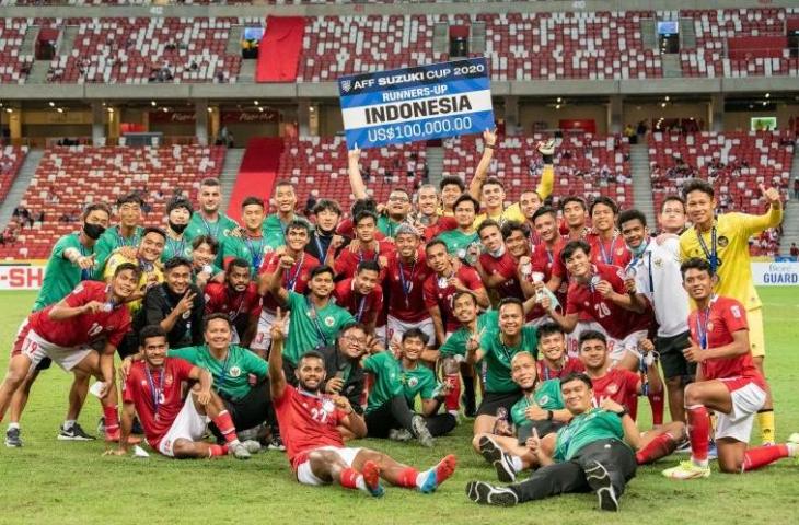 Timnas Indonesia berfoto bersama seusai pengalungan medali Piala AFF 2020 di National Stadium, Singapura, Sabtu (1/1/2022). ANTARA FOTO/Flona Hakim