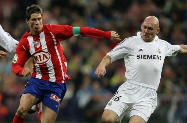 Aksi eks bek Real Madrid, Thomas Gravesen saat berduel dengan Fernando Torres. (PHILIPPE DESMAZES / AFP)