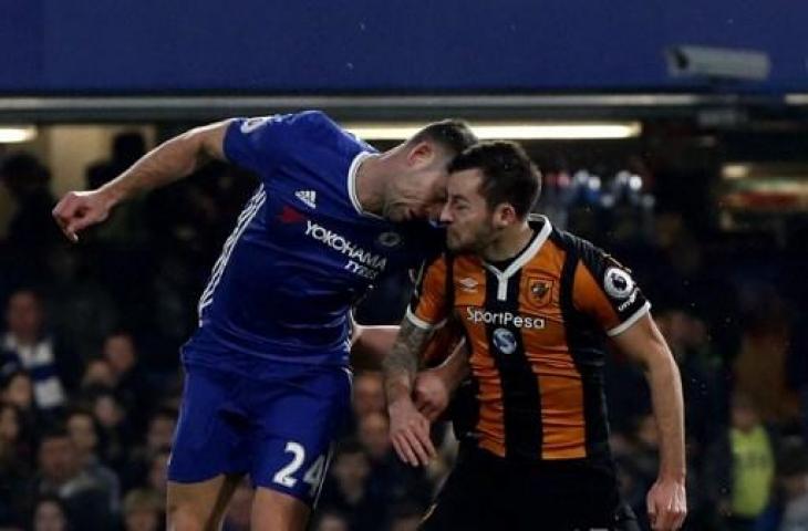 Pemain Hull City, Ryan Mason mengalami cedera kepala parah usai berbenturan dengan pemain Chelsea,Gary Cahill. (ADRIAN DENNIS / AFP)