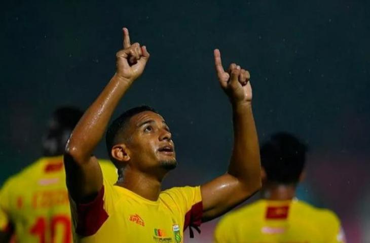 Renan Da Silva, eks pemain Bhayangkara FC merayakan gol ke gawang Persija Jakarta pada pertandingan Liga 1 2020 di Stadion PTIK, Jakarta, Sabtu (14/3/2020). (ANTARA FOTO/Puspa Perwitasari)