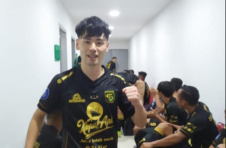  Taisei Marukawa saar merayakan kemenangan atas Bali United dengan latar ruang ganti. (Dok. Persebaya)