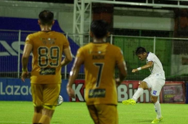 Aksi pemain Arema FC, Rizky Dwi Febrianto, saat bobol gawang Bhayangkara FC dari sepakan jarak jauh. (Dok. Arema FC)