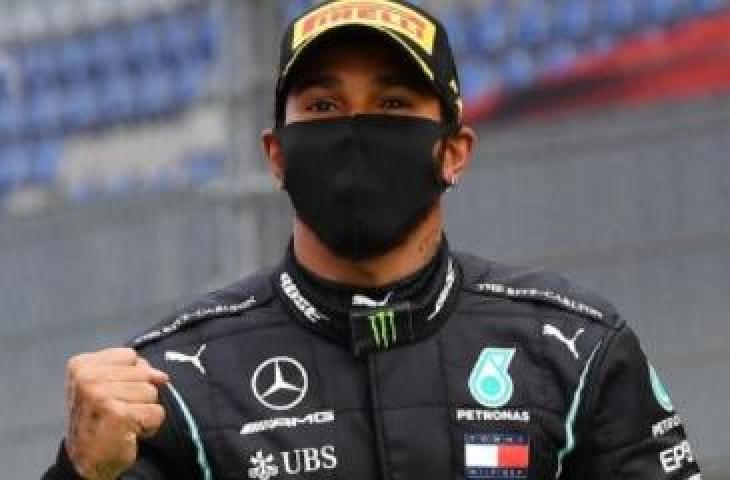 Pebalap Mercedes, Lewis Hamilton melakukan selebrasi usai menjuarai F1 GP Styria 2020 di Sirkuit Red Bull Ring, Spielberg, Austria, Minggu (12/7/2020) malam WIB. [AFP/POOL/Joe Klamar].