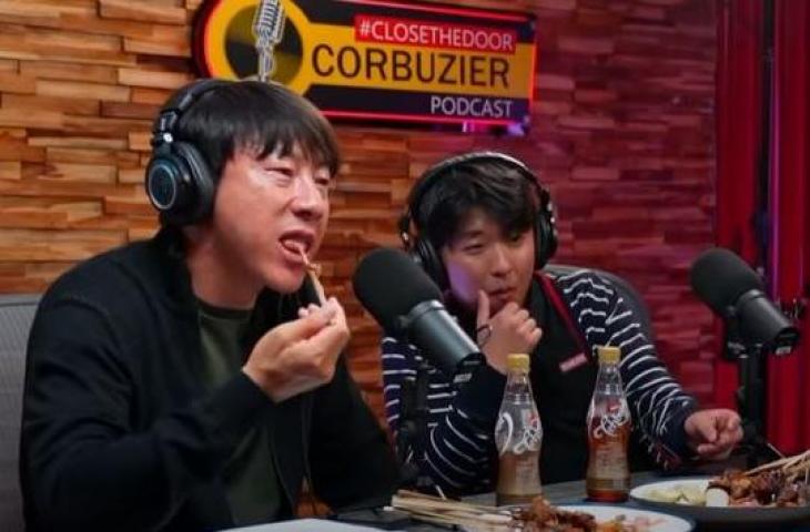 Potret pelatih Timnas Indonesia, Shin Tae-yong makan sate bersama Deddy Corbuzier. (Youtube/Deddy Corbuzier)